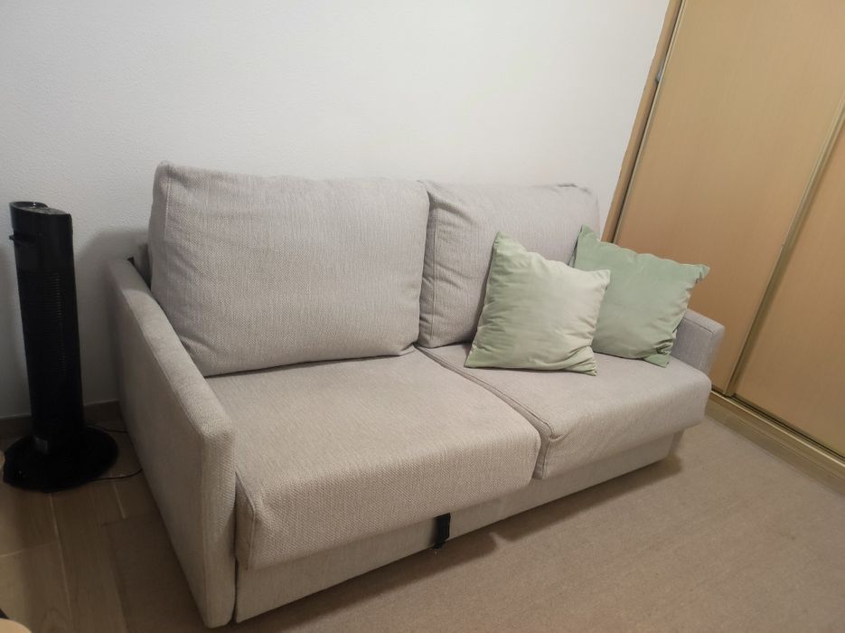 Sofá cama muito confortável com cama embutida.