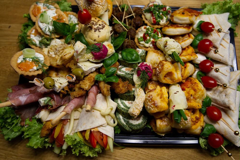 Przystawki na imprezę, party boxy, tace, catering