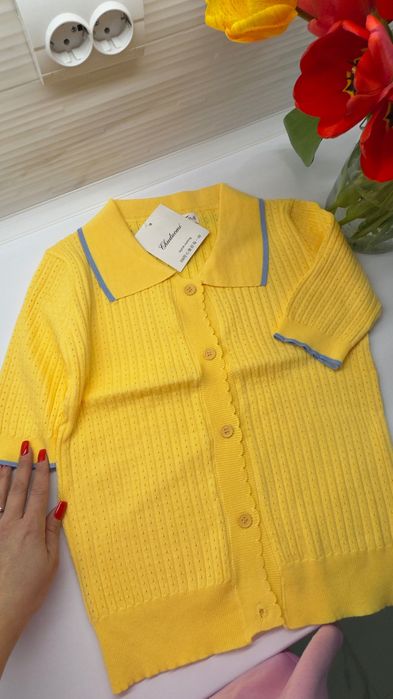 Поло трикотажний кардиган із коротким рукавом.