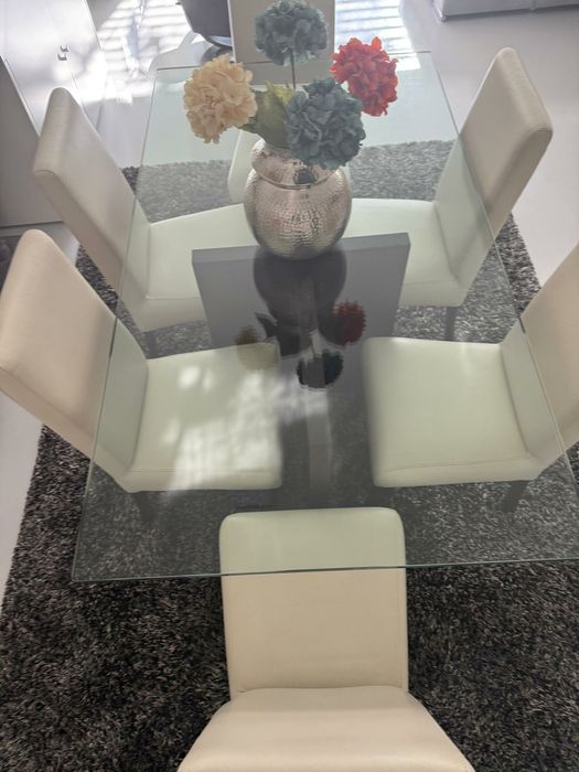 Mesa de vidro + 6 cadeiras de pele natural