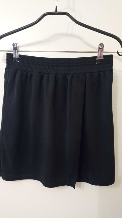 Чорна спідниця з запахом на кожен день.