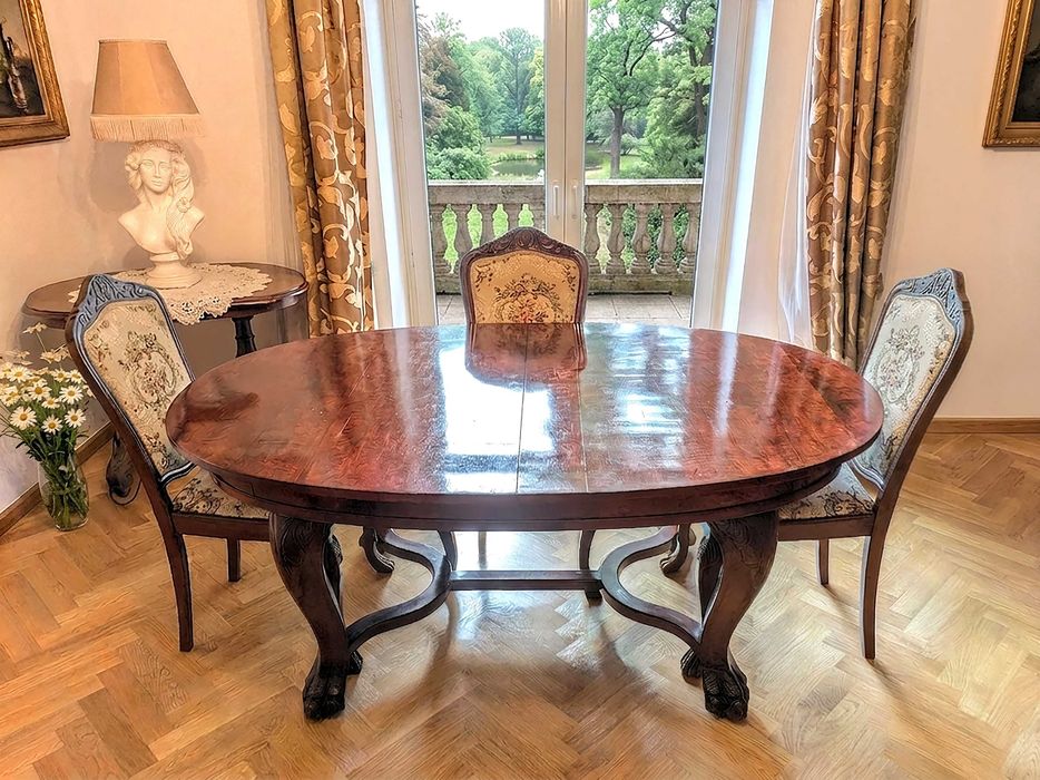 Stół + 4 krzesła — styl eklektyczny / „chippendale", rzeźbione lwie łapy