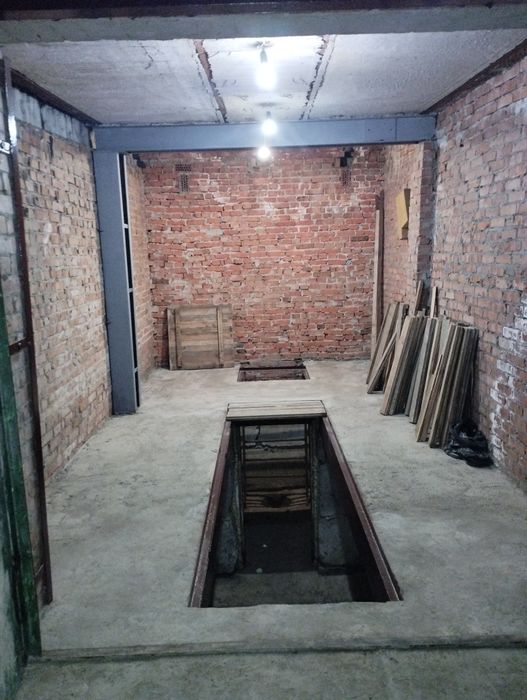 Оренда гаража під склад та автомобіль.