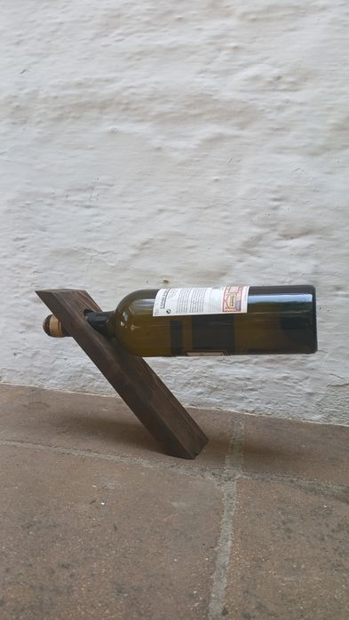 Suporte flutuante para garrafas de vinho.
