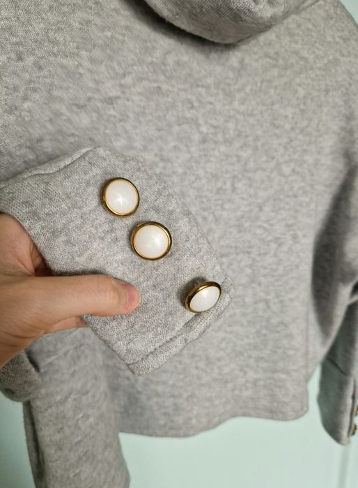 Szary melanżowy golf sweter z golfem z ozdobnymi guzikami elegancki