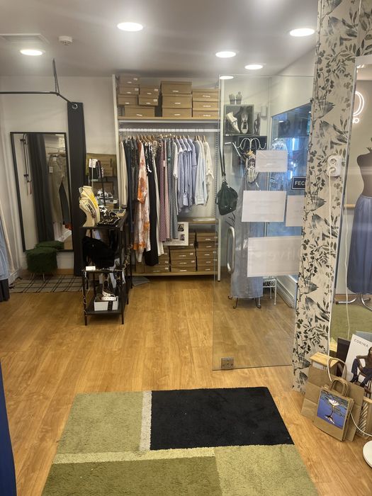 Móvel para loja de vestuário ou closet.