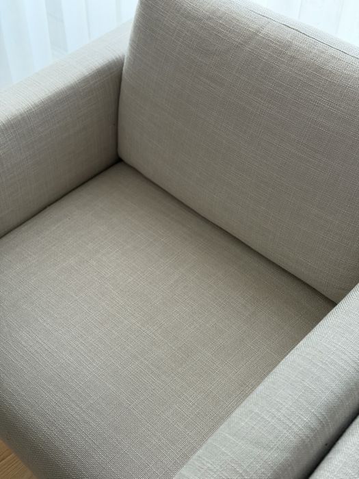 Cadeirões de sala com pés metálicos