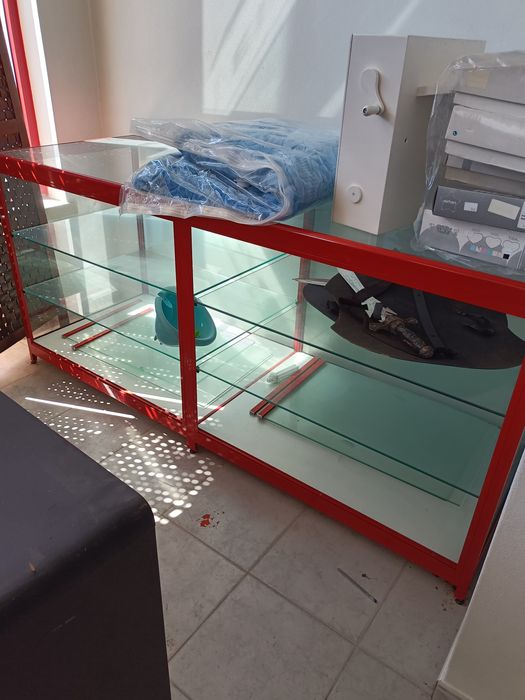 Móvel vitrina vermelho