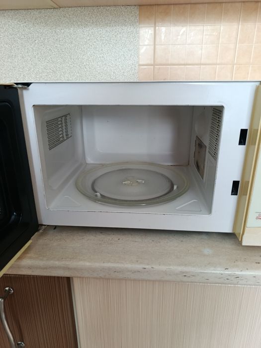 Продам микроволновку Samsung MW-63FR