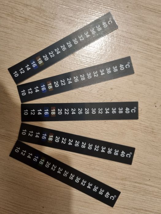 Termometr naklejany na szybę.