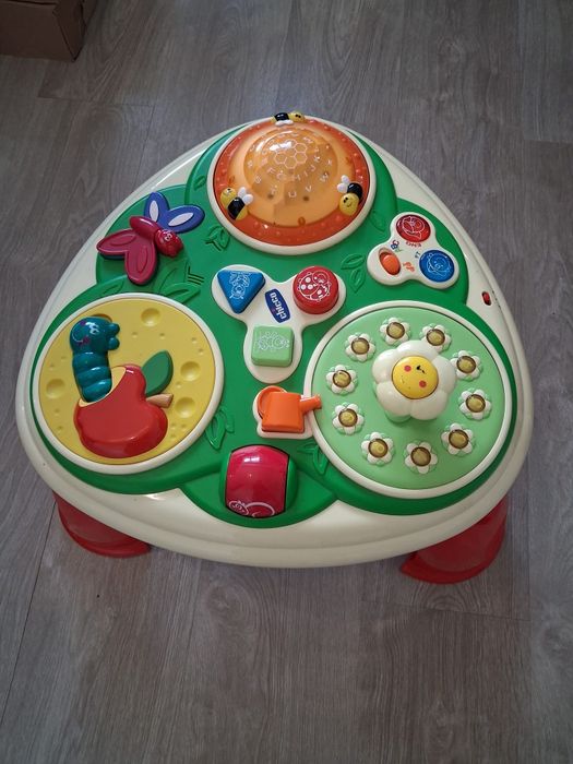 Mesa de atividades da Chicco479364194061537281