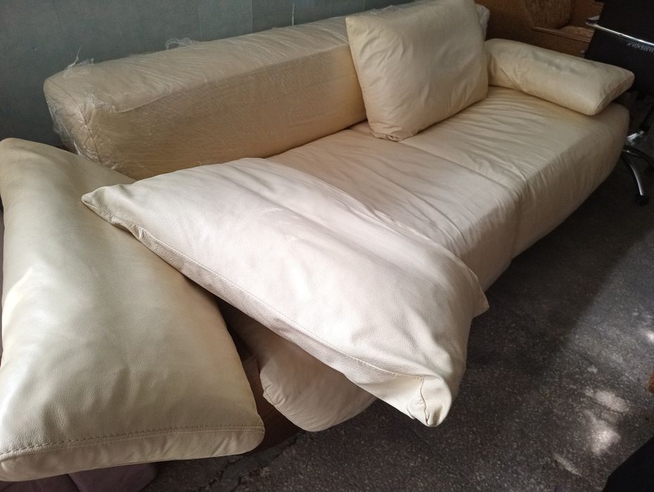 Шкіряний диван ,розкладний