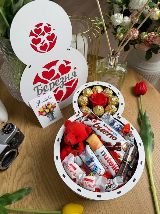 Подарунковий бокс для жінки до 8 березня. Солодкий набір