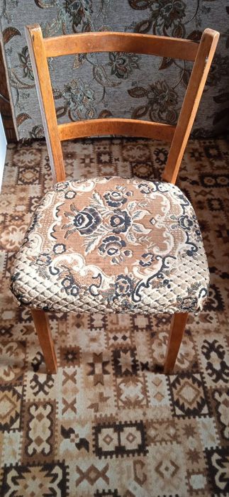 Стілець дерев'яний, стіл комп'ютерний кутовий