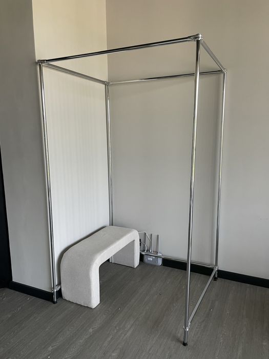 Штори, зеленого кольору, можуть йти в примірочну