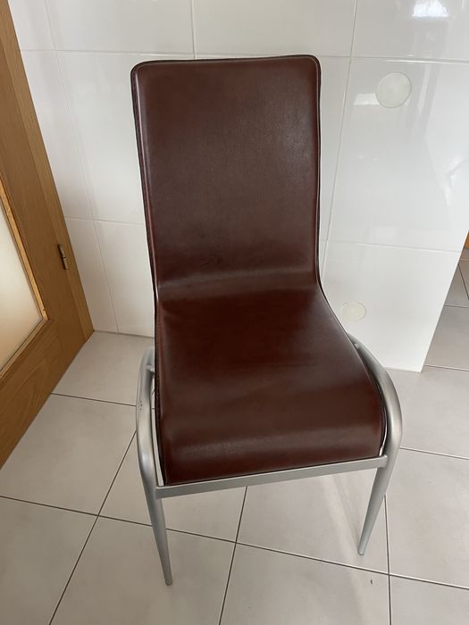 Cadeiras em polipele castanhas  4x
