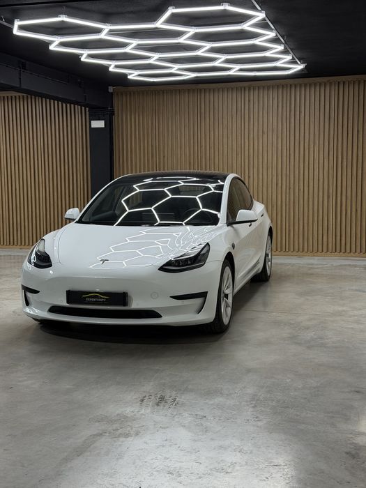 Tesla Model 3 — fotografia 3