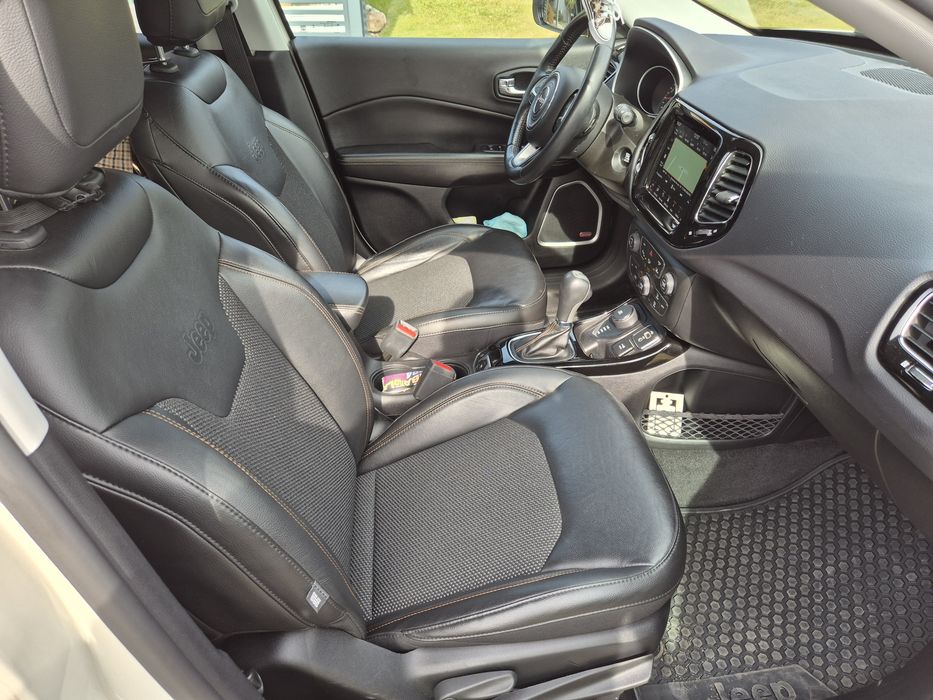 Rezerwacja Jeep compass 2018  benzyna 4x4 full wersja Limited super stan