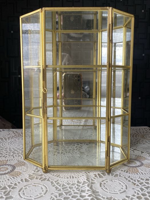 Витрина. Витраж. Комод. Шкатулка.