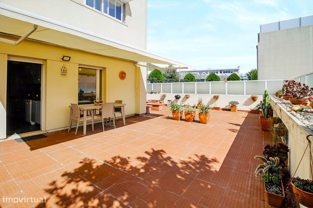T3+1 com vivência de moradia, garagem fechada e terraço exclusivo de 8