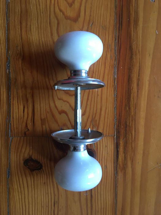 Puxadores ou maçanetas de porta em cerâmica brancos