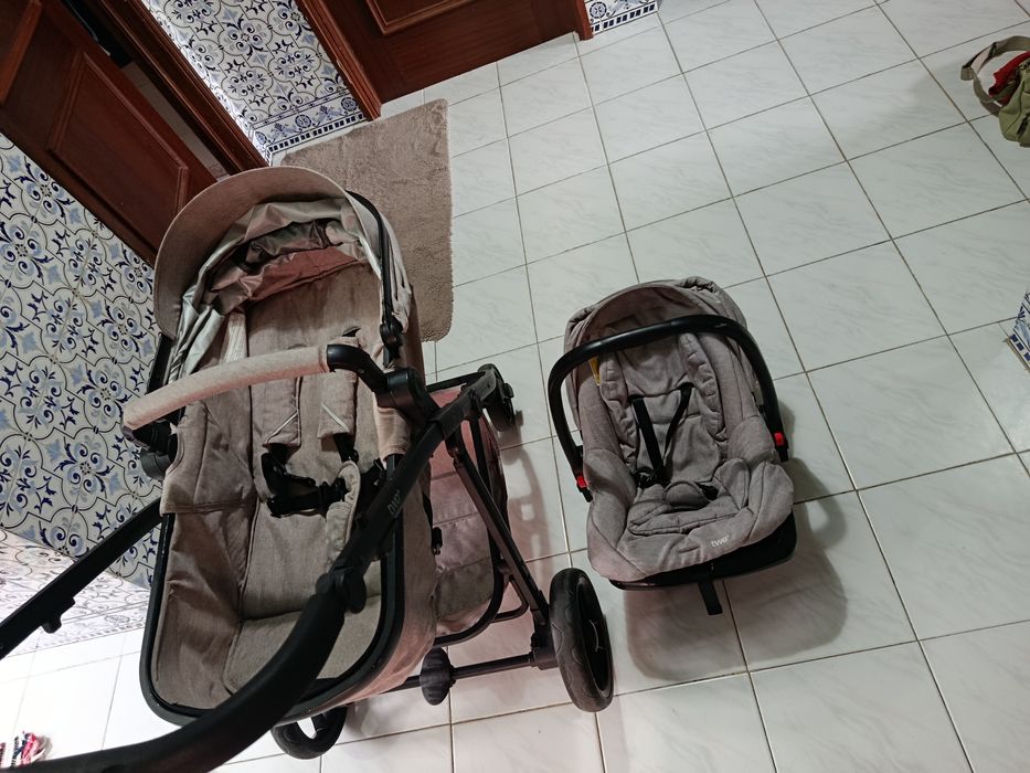 Carrinho de bebê assalvo. Conjunto completo