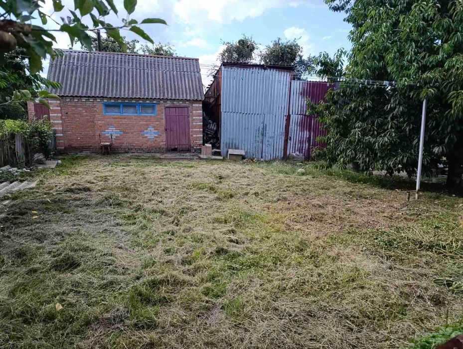 Новий будинок в Дашківцях із ще двома житловими господарчими будинками на території.