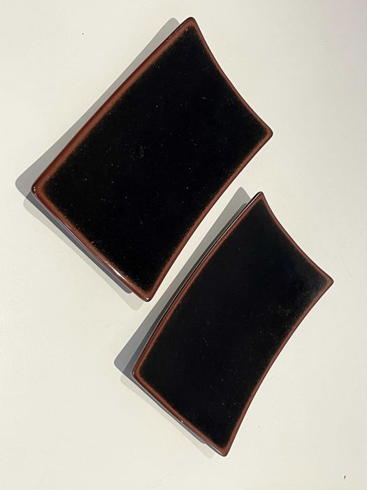 Saboneteiras Castanhas e Pretas