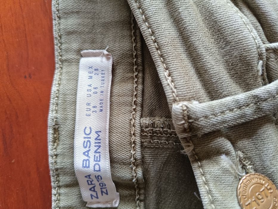 Jeans com tiras laterais com brilho
