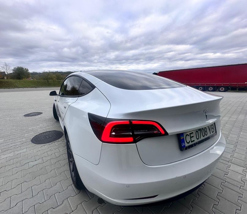 Tesla mоdel 3  2020 рік