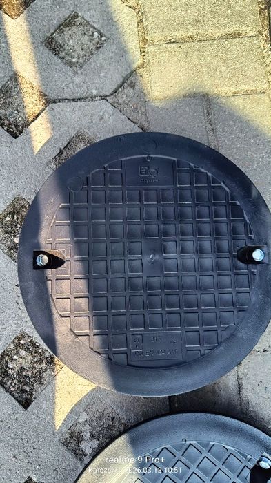 Pokrywa studzienki ,właz,dekiel fi 315 cztery sztuki