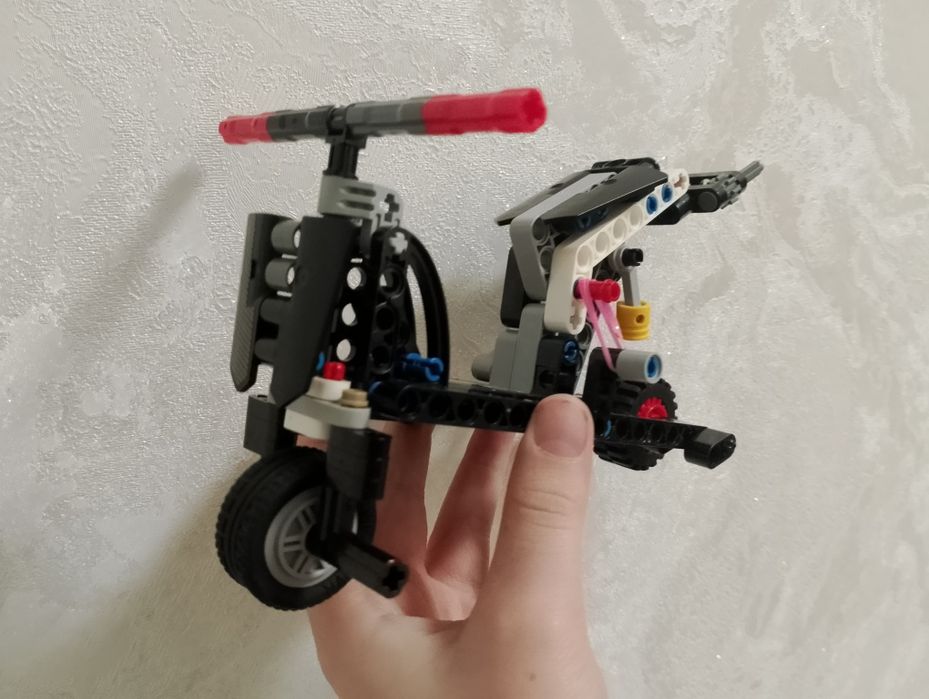 Продаю мопед стант з лего техник