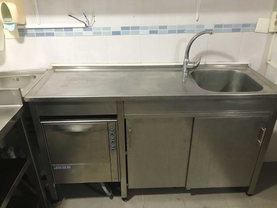 Balcão de inox com lavatório