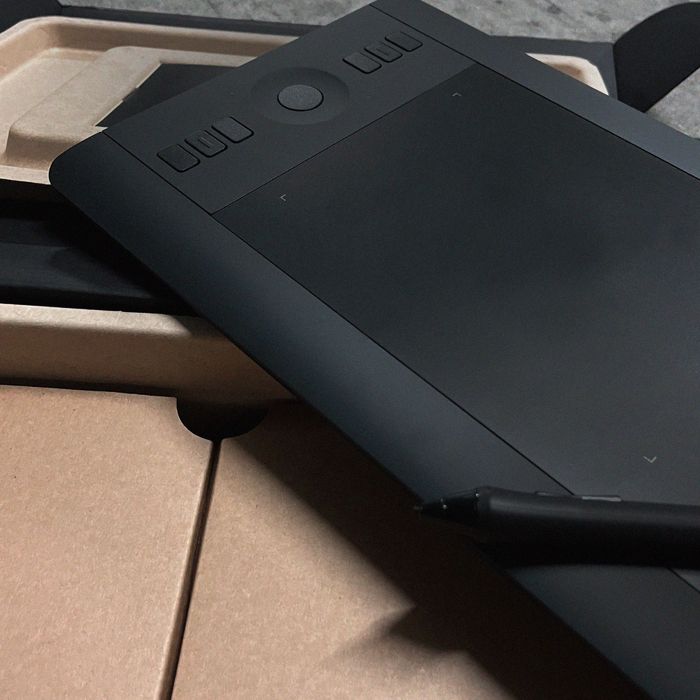 Wacom Intuos Pro — Mesa de Desenho Digital (Novo)