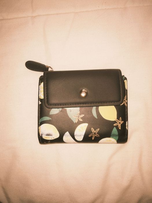 Carteira com estampa de limões