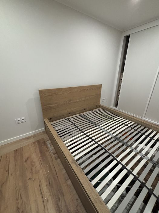Cama com estrado e gavetas