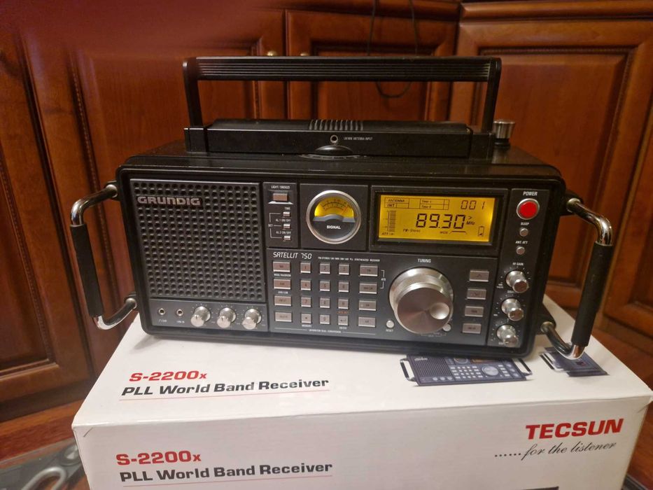 Grundig satellit 750 в коробке от Tecsun s-2000 в  рабочем состоянии