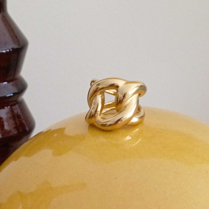 Anel dourado em aço.