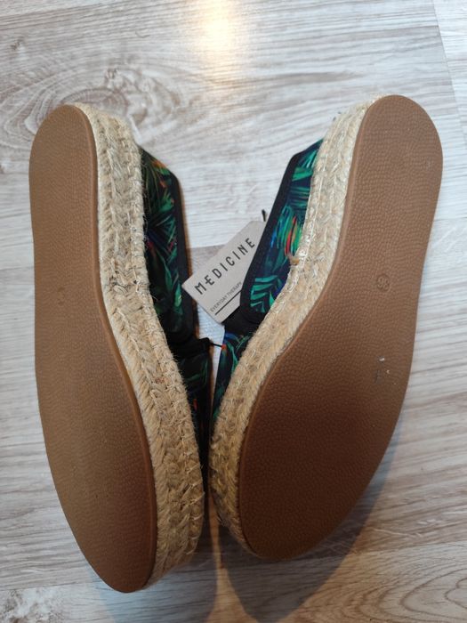 Nowe Espadryle MEDICINE rozmiar 36
Długość wkladki 23cm.

Mam 2 pary j