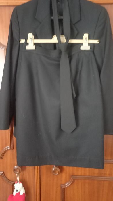 Fato de traje académico de mulher.