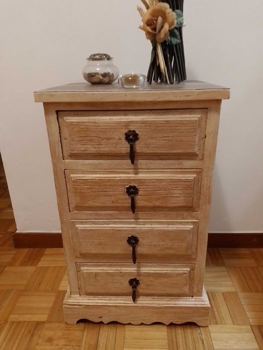 Móvel de apoio/mesa de cabeceira