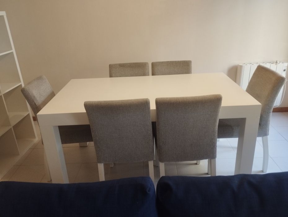Mesa de sala com cadeiras