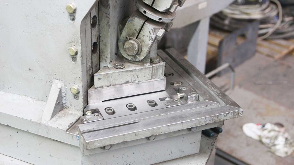 Угловысечной пневматический станок