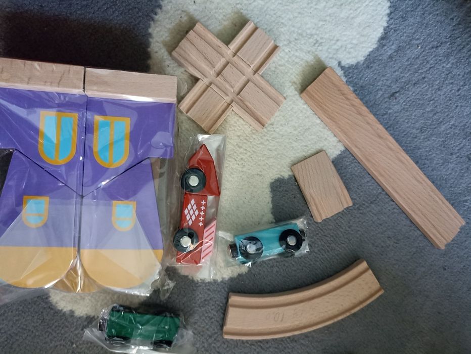 Є багато різних деталей потяги і дороги