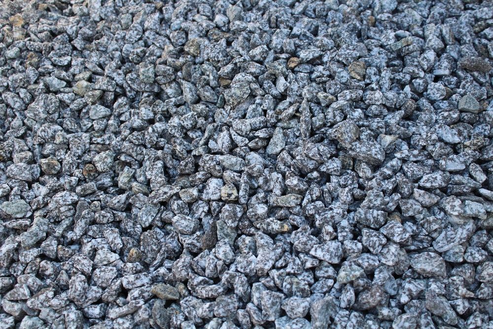 Grys sjenitowy, ciemno szary kamień do ogrodu