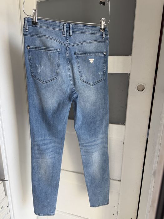 Oryginalne Jeansy GUESS – Skinny z Cyrkoniami i Przetarciami