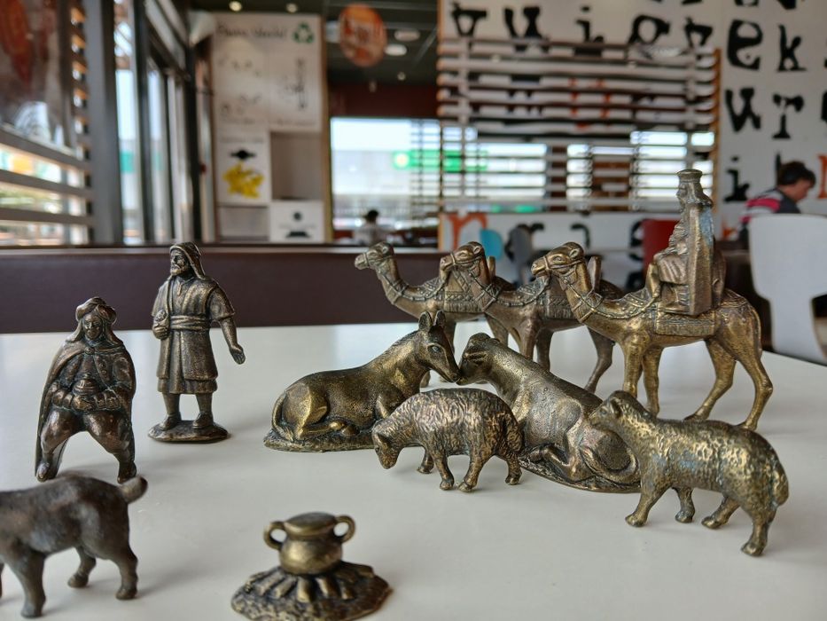Presépio antigo em metal – conjunto de figuras vintage
