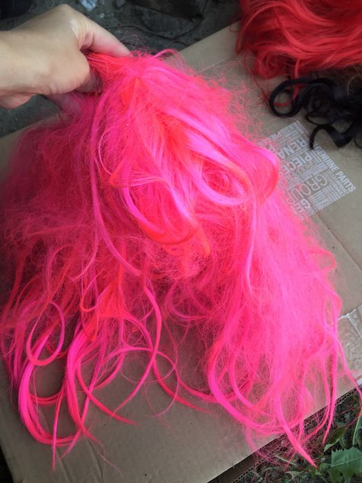 Rozowa peruka odblaskowa 55 cm z grzywka na czepku gumkowym