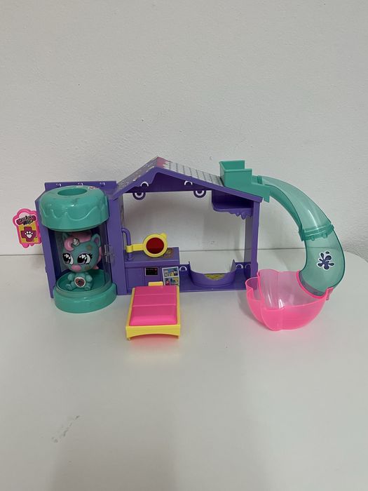 Casinha de bonecas com escorrega e piscina