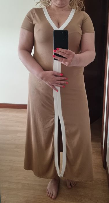 Vestido comprido de verão, bege com uma risca branca no centro. TU (até L)
